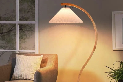 Lampe de sol en bois organique: esthétique naturelle
