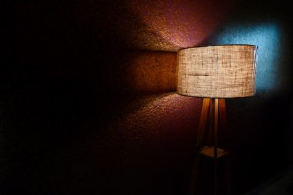 Photo mid-century teak wood tripod floor lamp