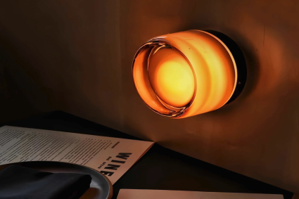 Élégant sconce murale en ambre fumé pour la décoration de restaurant