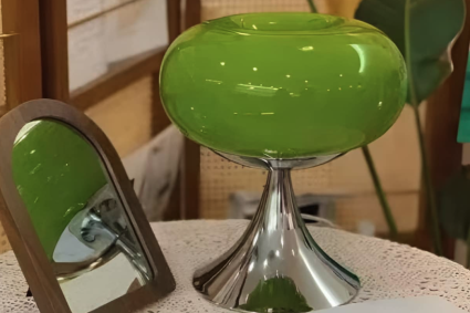 Lampe de table Bauhaus en acrylique givré pour restaurant