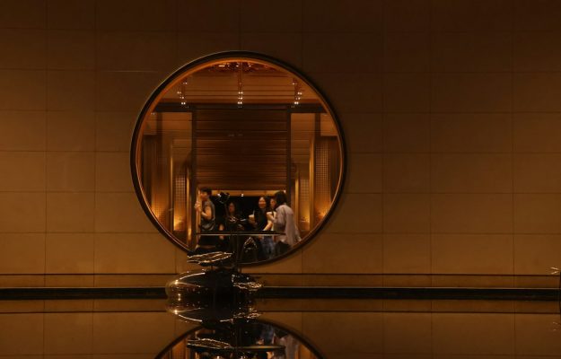 Photo luxury hotel copper wall washer light makeup station